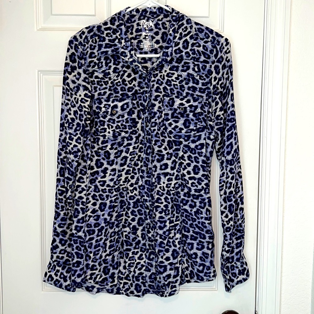 Women’s long sleeve Rock 47 by Wrangler button up shirt.